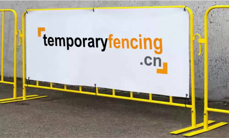 Фото одностороннего баннера на фан барьере