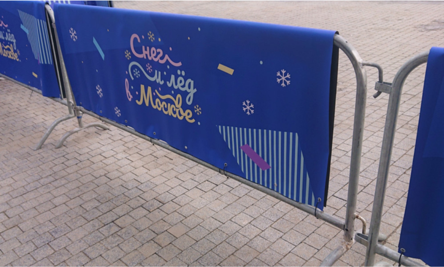 Фото двухстороннего баннера на фан барьере