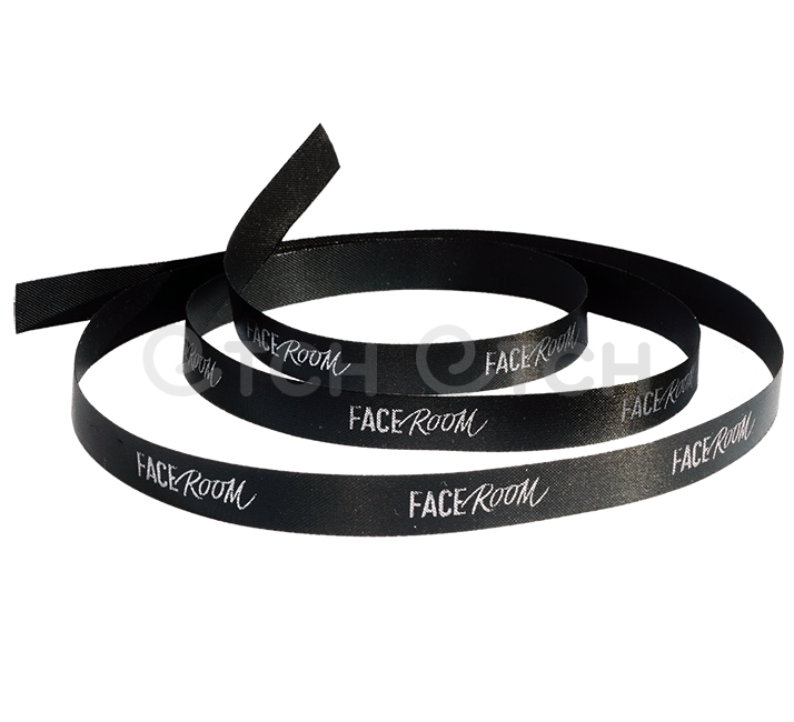 Серебряный логотип на черной ленте выглядит лучше белого