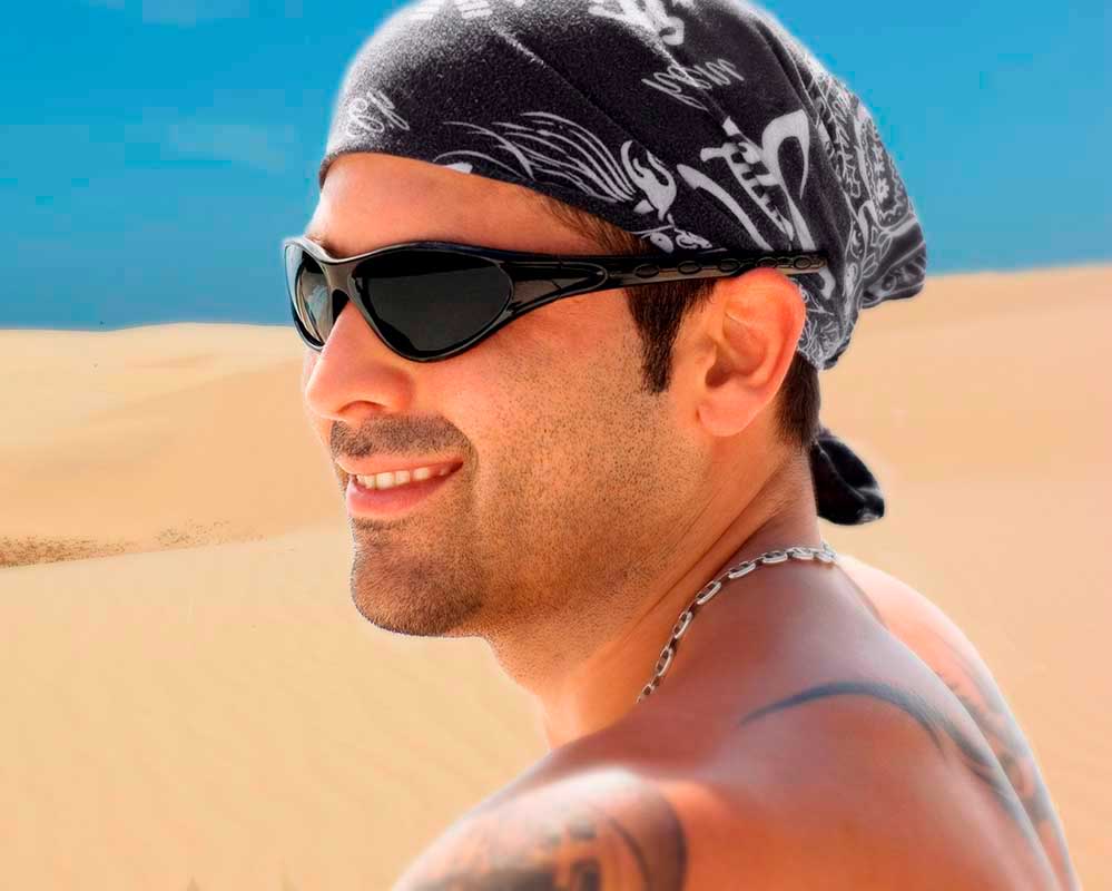 Бандана классического покроя с напечатанными логотипами, на голове байкера.