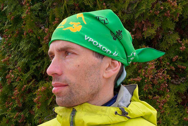 Бандана с клубной символикой и хорошо читающимся логотипом: на голове в профиль.