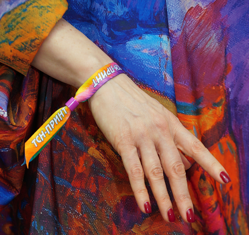 Контрольный браслет на руку из тканевой ленты Софт, 15 мм., с напечатанными яркими логотипами.