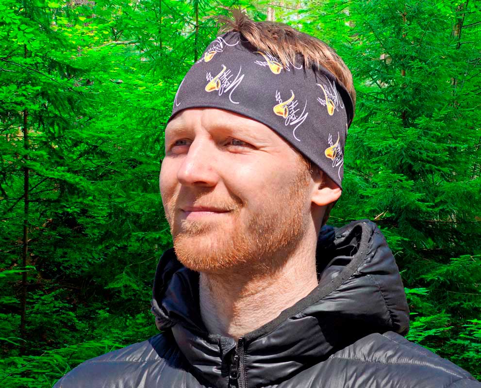 Бесшовный Бафф-труба, с печатью логотипов по всему крою: на голове спортсмена.