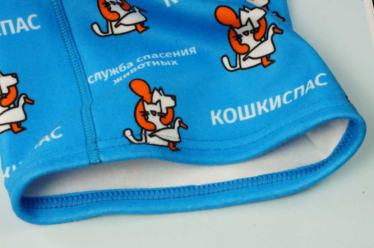 Фото нижнего края, обработанного оверлоком и продольного плоского шва.