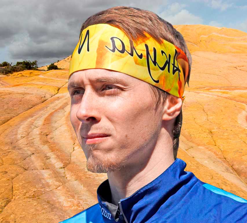 Бафф в виде тканевой Полоска двухслойной полосы из бифлекса с логотипами: на голове туриста.