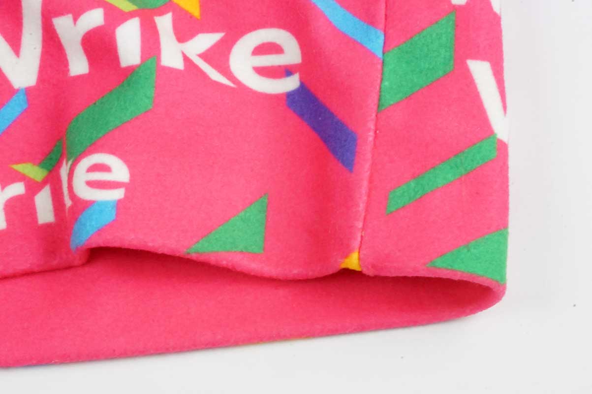 Фото края розового бафф-шарфа из флиса, сшитого внутренним оверлоком.