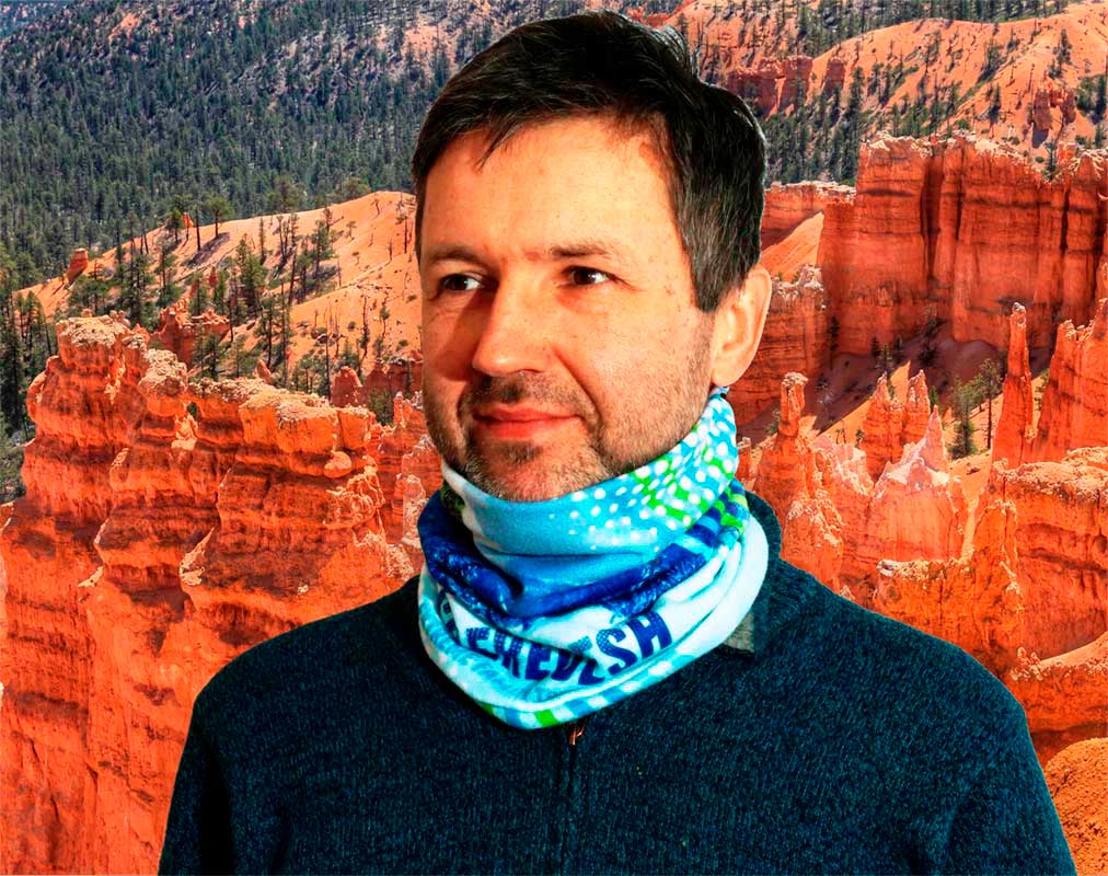 Бафф-шарф из двухслойного флиса с логотипами: на шее туриста.