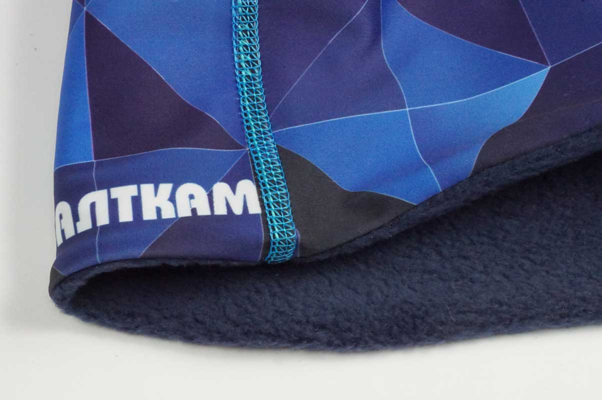 Вид плоского шва голубой нитью, проходящего через цветной фон