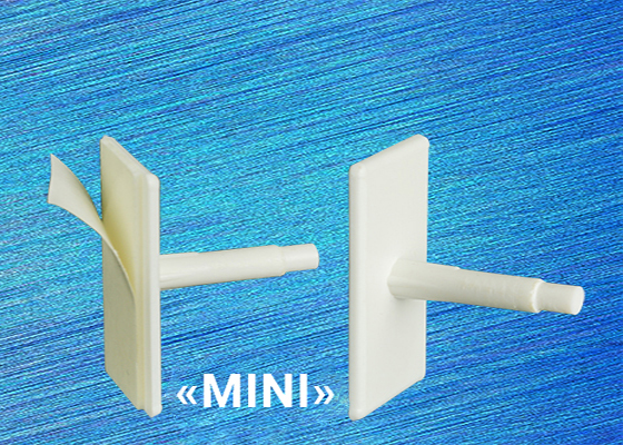 Вид пластикового настенного держателя для флажка форматом А3