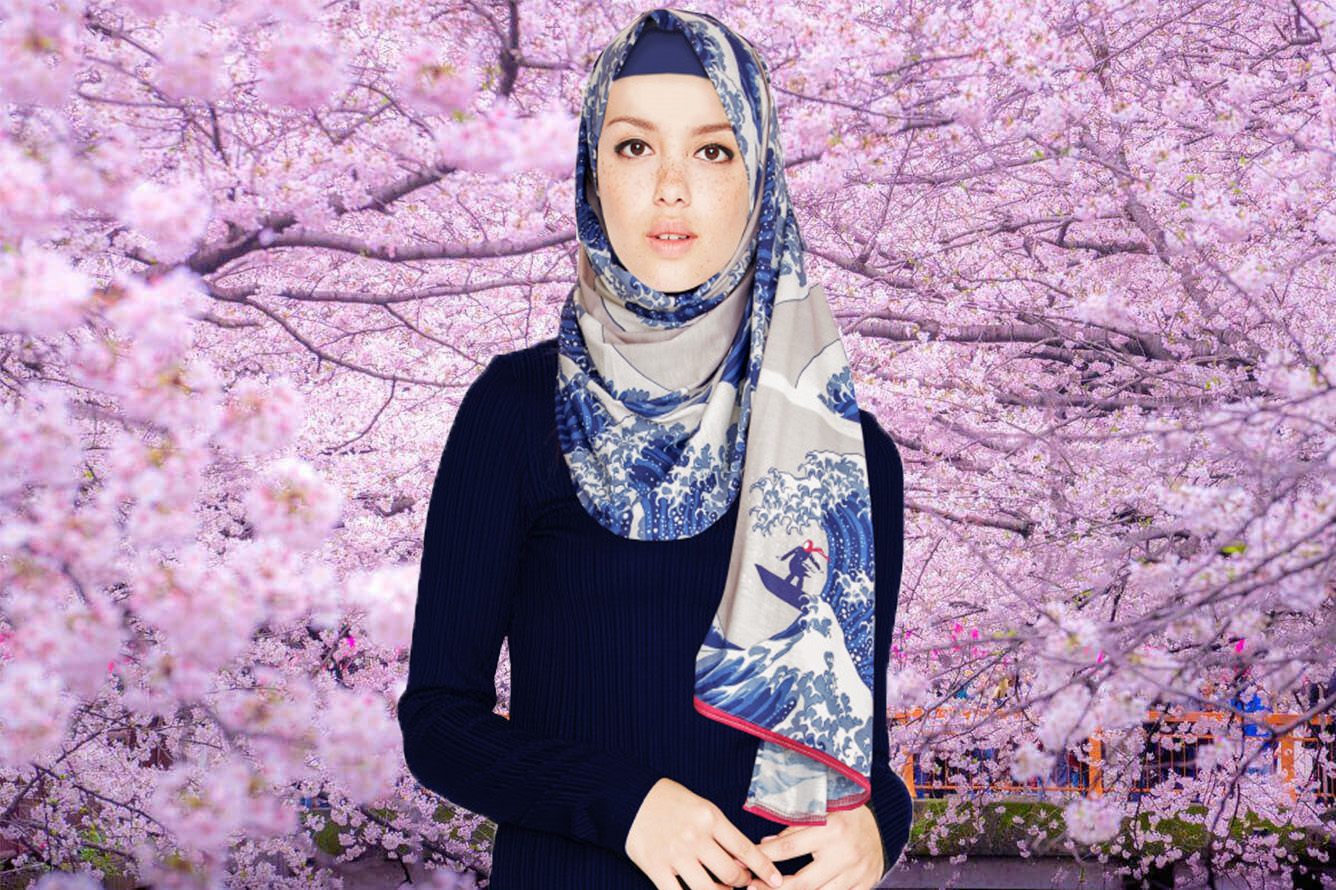 Фотомодель в шали с печатью своего рисунка на заказ.