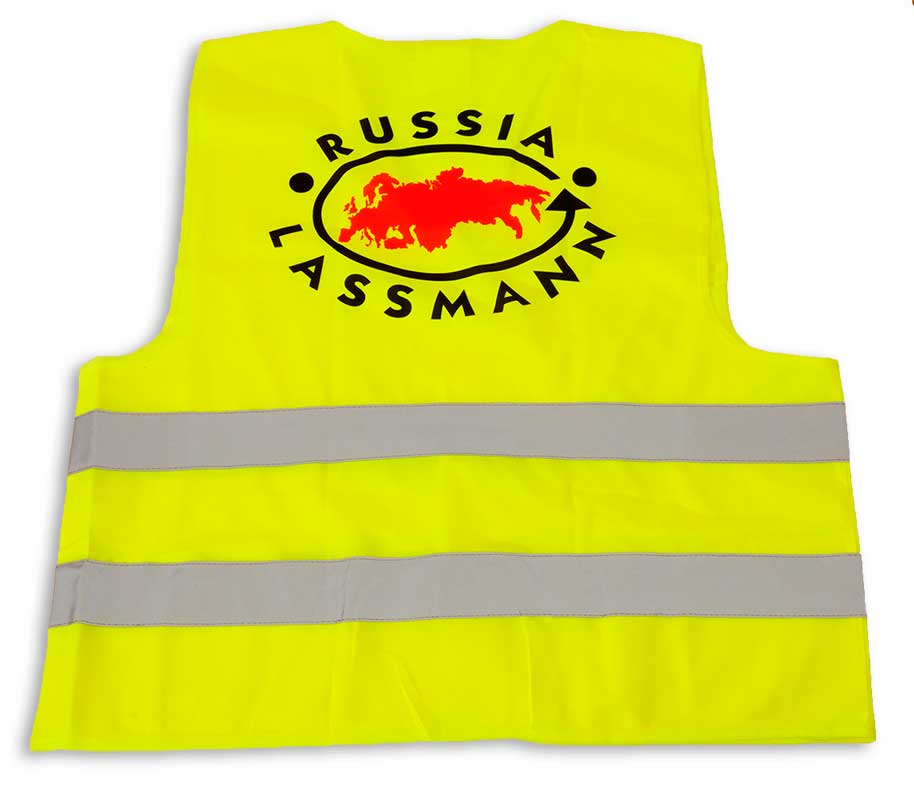 Желтый жилет, с двумя светоотражающими полосами, с черно-красным логотипом.