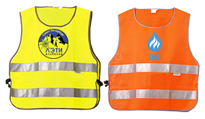 Лимонно- желтый жилет с двумя светоотражающими полосами, с большим, черным логотипом.