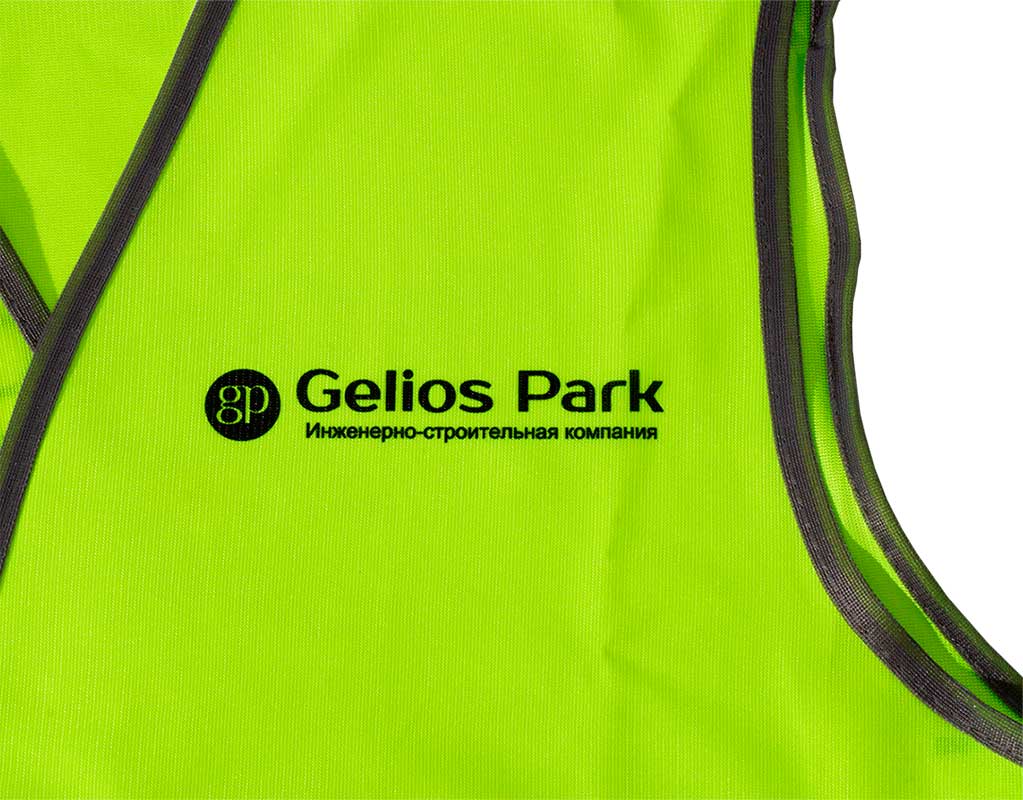 Крупный фрагмент, груди лимонно-желтого жилета, с маленьким черным логотипом.