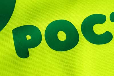 Вид логотипа, нанесенного термо-трансфером, однотонной пленкой. 