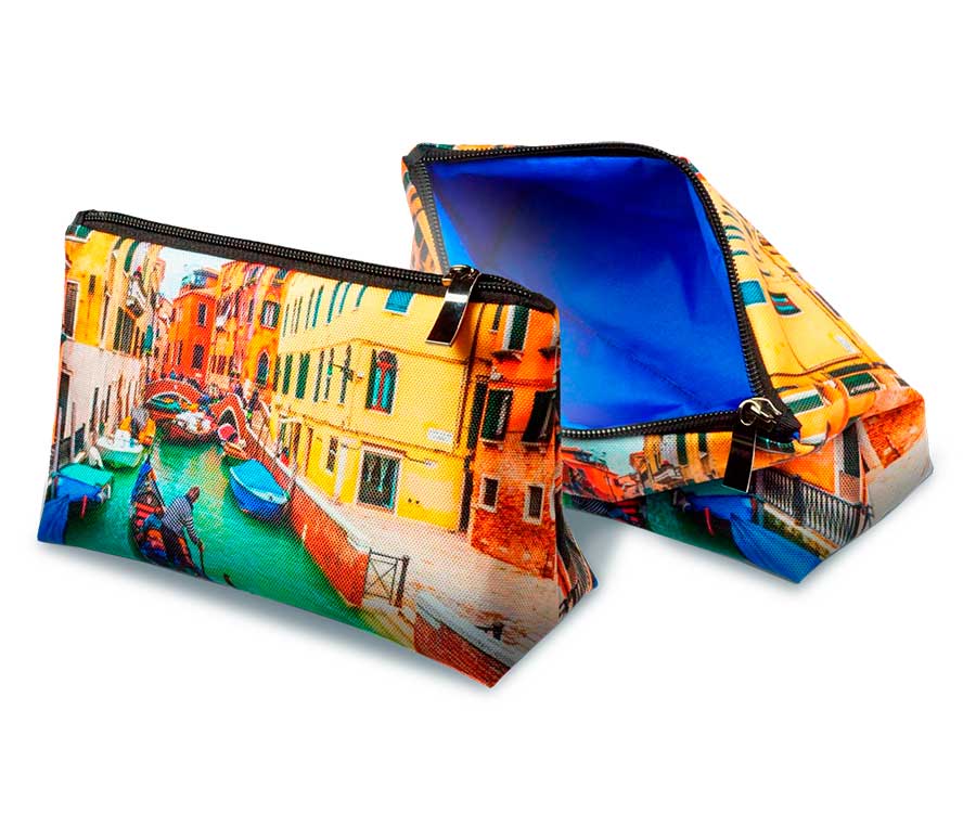 Косметичка с яркой фотографией канала и домов в Венеции.