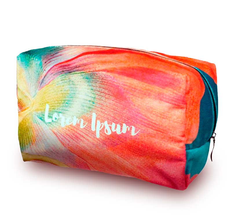 Косметичка с красно-серо-голубым принтом и белым логотипом.