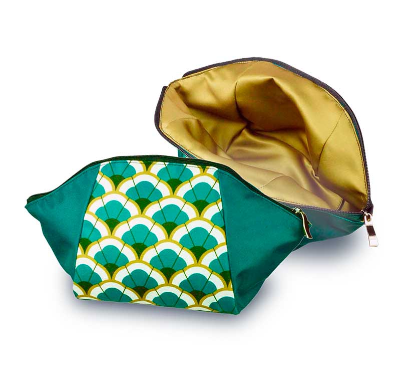 Косметичка с рисунком в виде стилизованных зеленых ракушек, в закрытом и открытом виде.