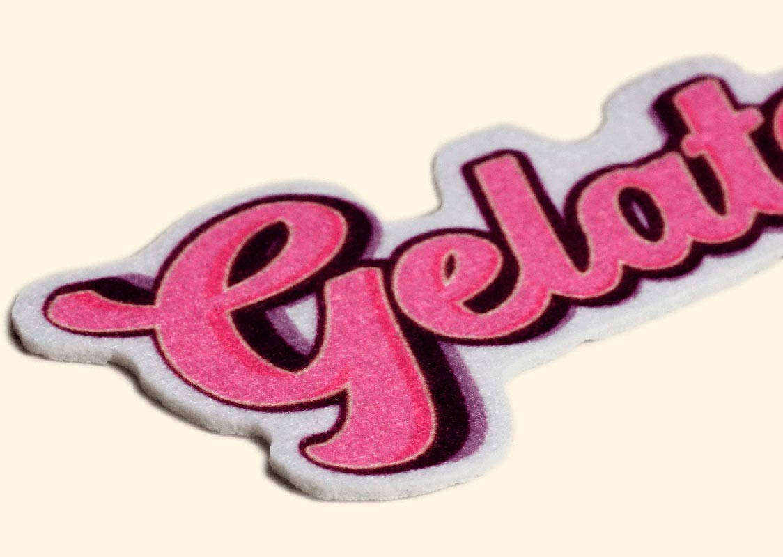 Край нашивки, обработанный лазерным резом: без оверлока.