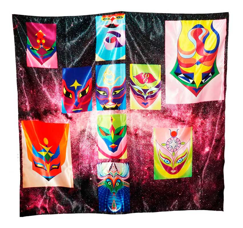 Яркий театральный баннер-занавес с масками, на атласной ткани.