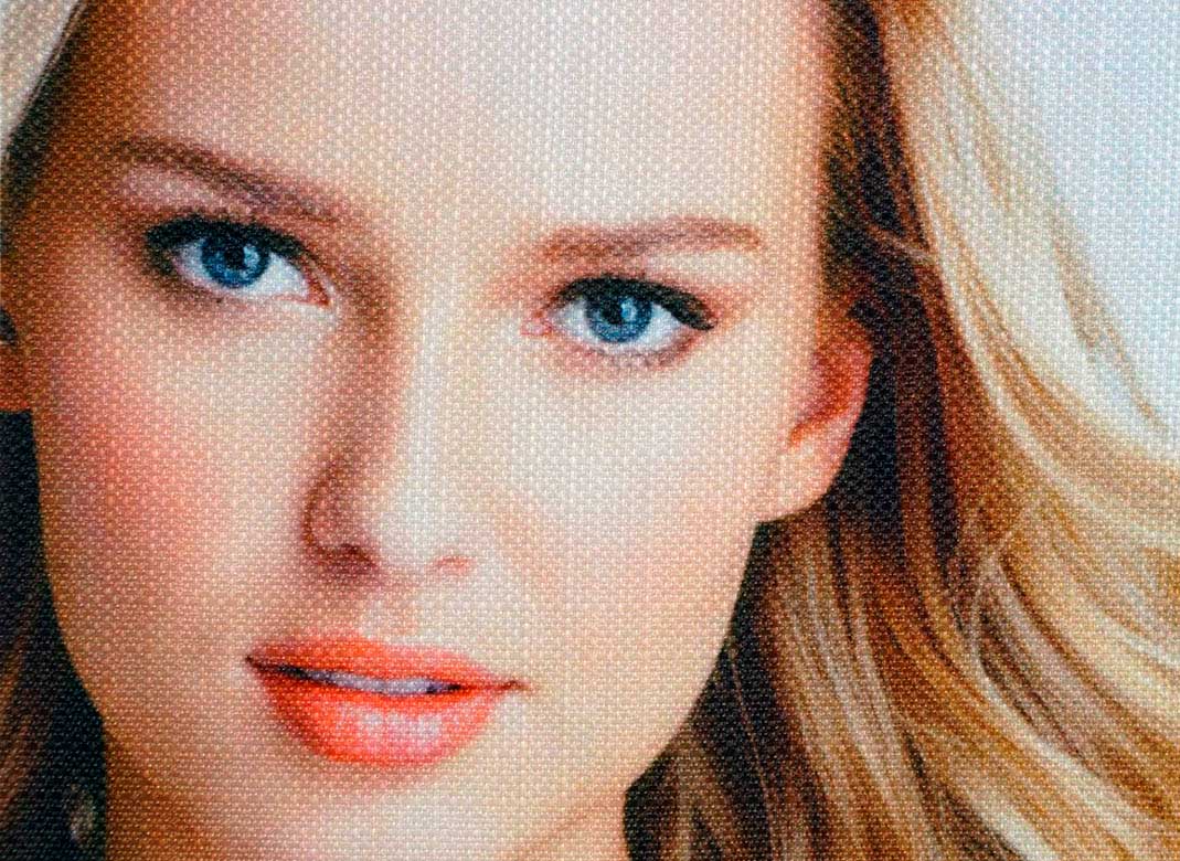 Четкая, отличная печать красивого женского лица, крупным планом, на ткани рогожка с крупной фактурой льна.