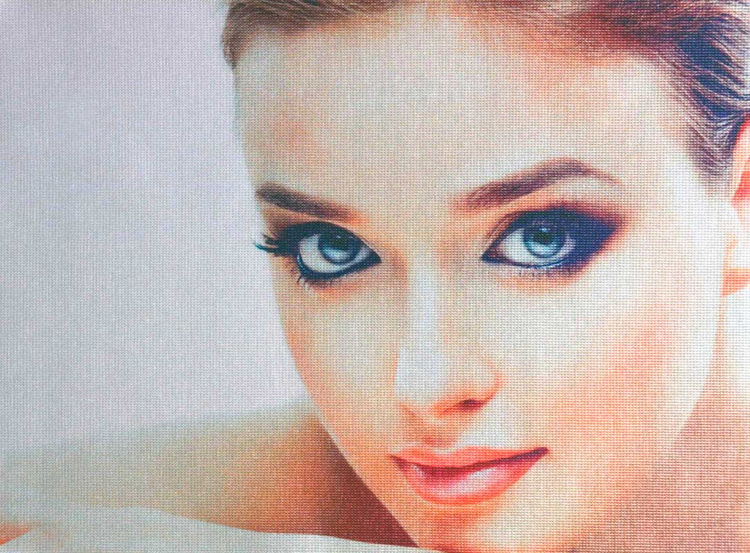 Красивое женского лицо, качественно напечатанное, на крупно фактурном атласе.