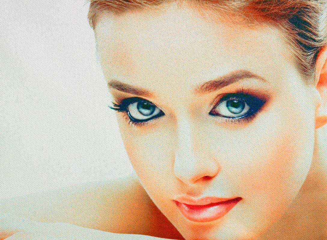 Красивое женского лицо, качественно напечатанное, на слегка сероватой поверхности ткани Блэк
Аут.