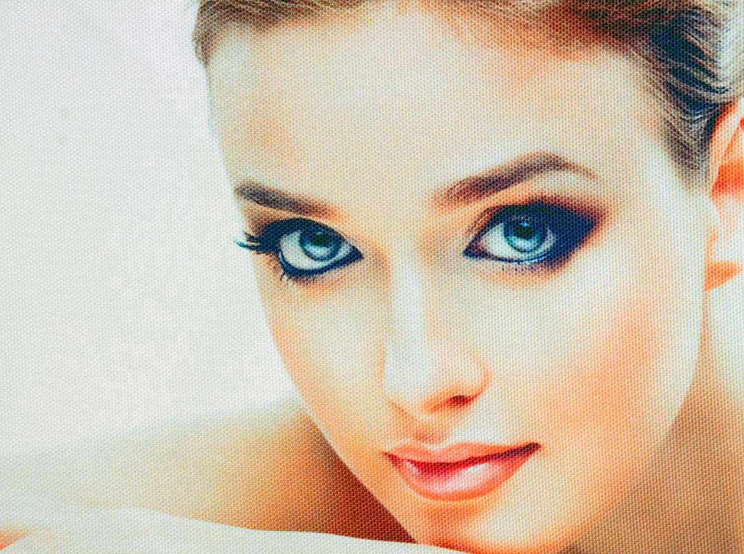 Красивое женского лицо, качественно напечатанное, на ткани Оксфорд 600 с выраженной
фактурой.