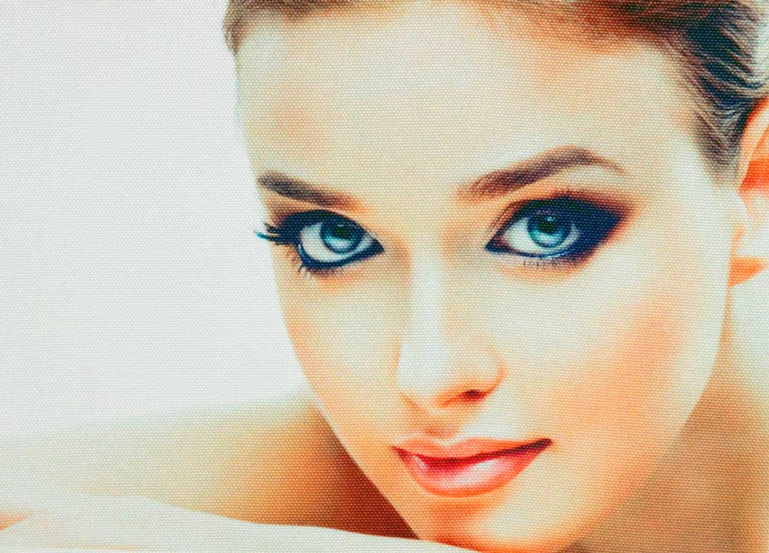 Красивое женского лицо, качественно напечатанное, на ткани Полиоксфорд.