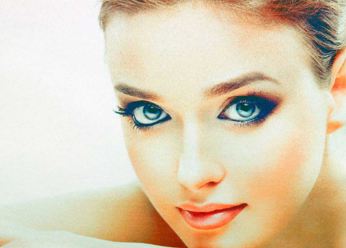 Красивое женского лицо, качественно напечатанное, на ткани Сатин, с полуматовой поверхностью.