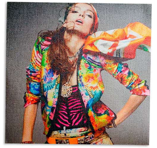 Качественно напечатанное фото модели, на холсте с серебристой фактурой.