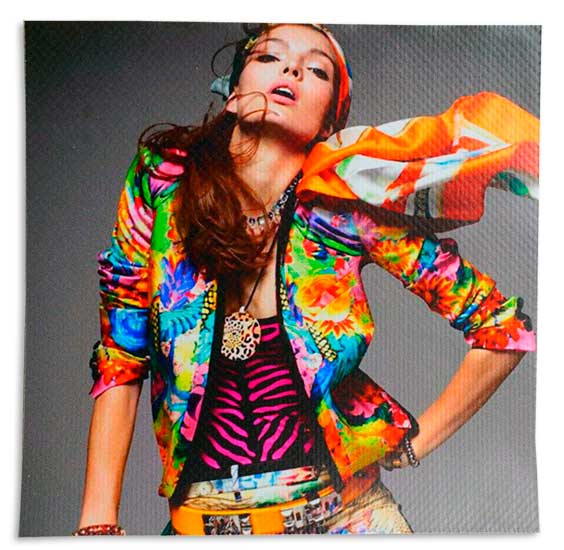 Четкая, качественная печать фотомодели, крупным планом, на интерьерном виниловом полотне.