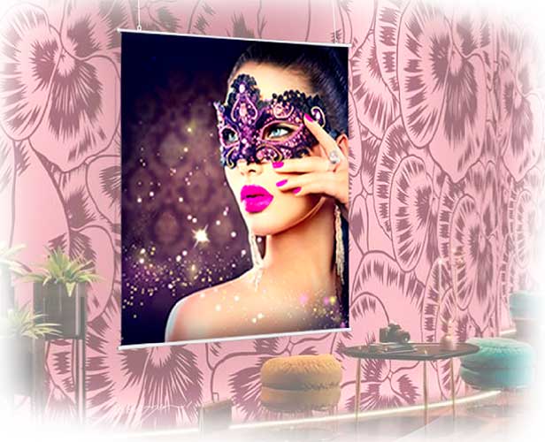 Тканевый, рекламный баннер подвешен вдоль стены, в помещении, на белом пластиковом подвесе с ушками.