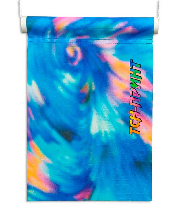 Баннер, подвешенный на пластиковой трубе, диаметром 25 мм. с помощью шнура, продетого сквозь трубу