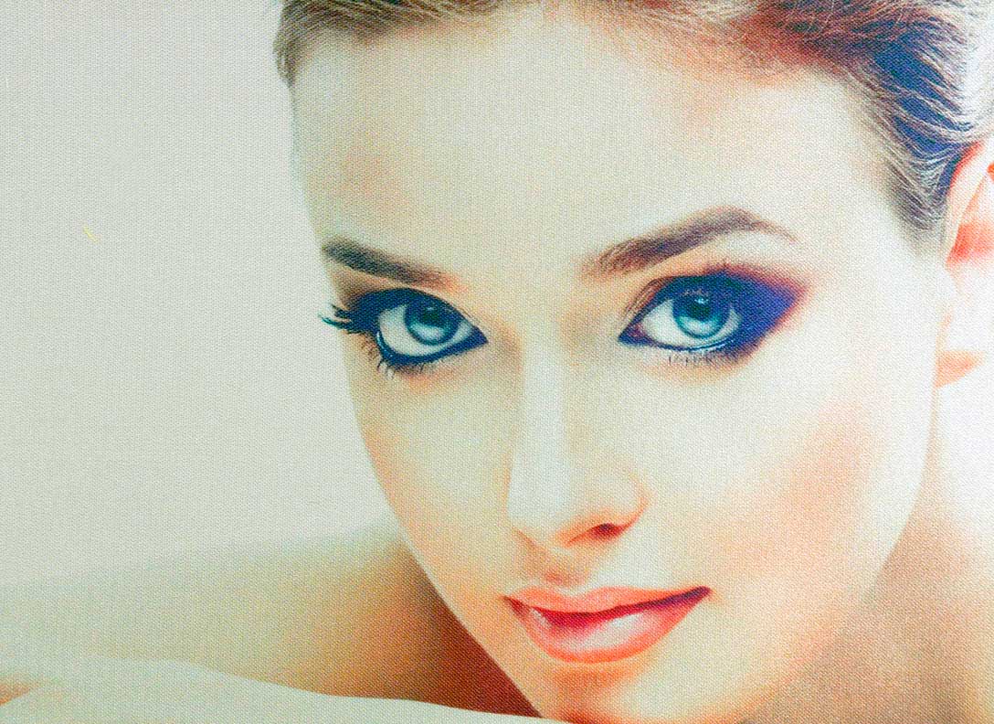 Красивое женского лицо, качественно напечатанное, на блестящей и гладкой поверхности Атласной
ткани.