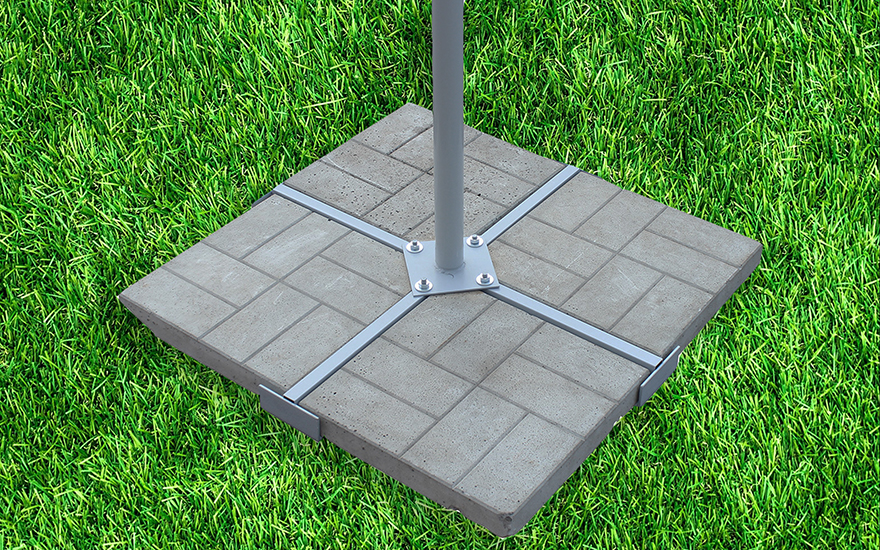 Вид установки флагштока на раму с грузом бетонных плиток