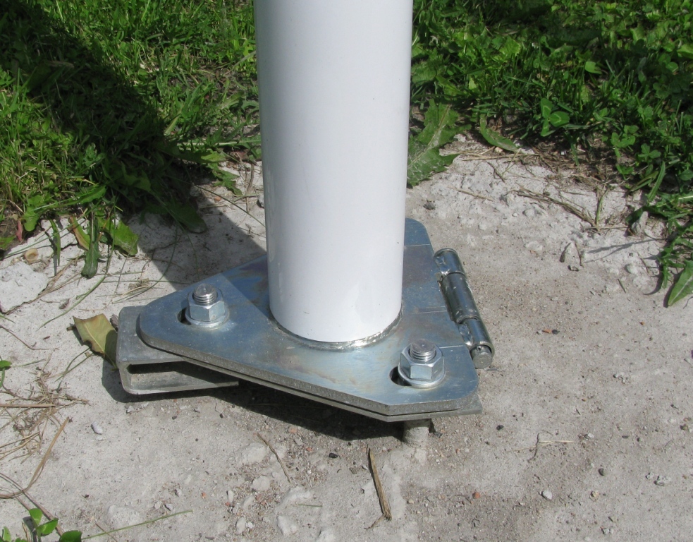 Вид установки флагштока с бетонированием основания в яму.