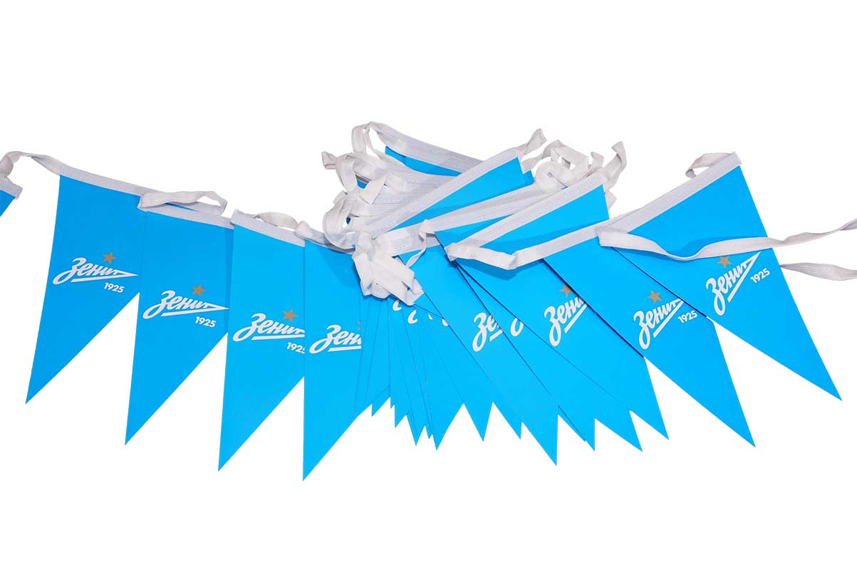 Гирлянда голубых, бумажных, треугольных флажков с логотипом футбольного клуба Зенит.