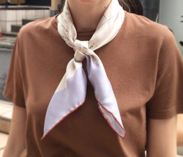 Макрофото повязывание косынки Классическое