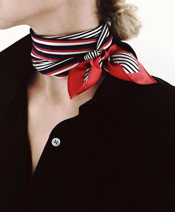 Макрофото повязывание косынки с узелком Бабочка