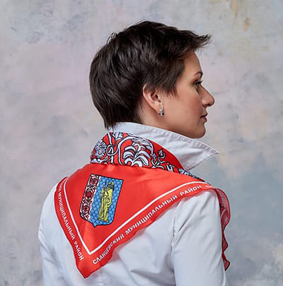 Брендированная косынка Офис на шее фотомодели с печатью логотипов на заказ