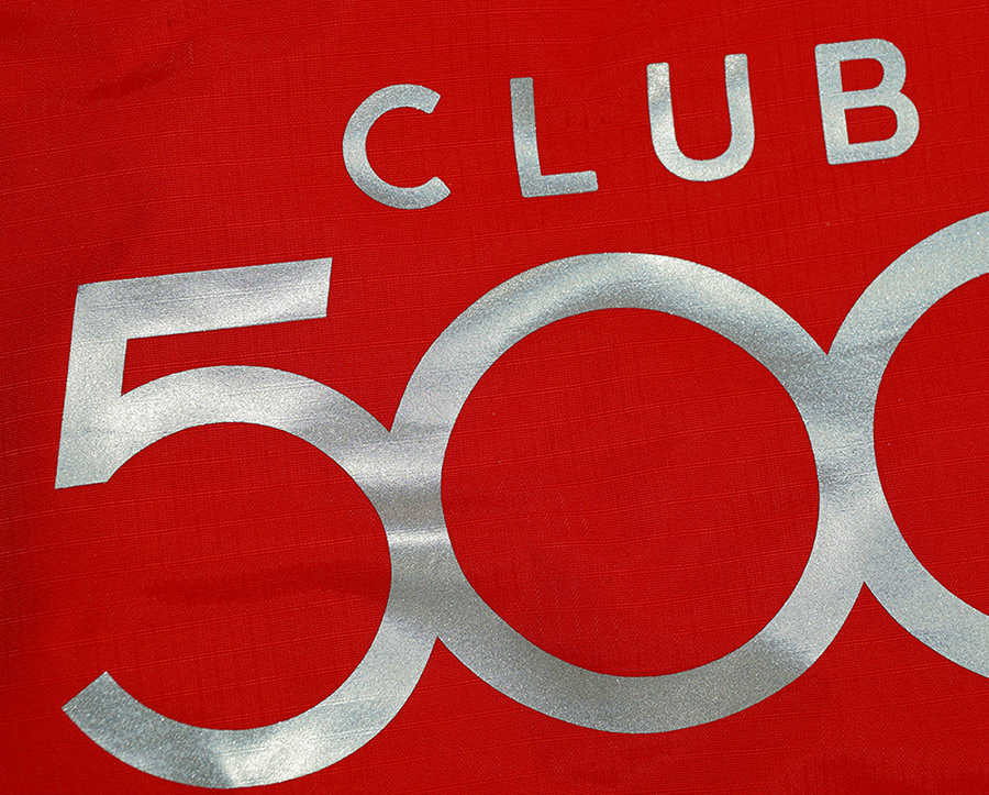 Вид нанесения на одежду одноцветной термоплёнкой