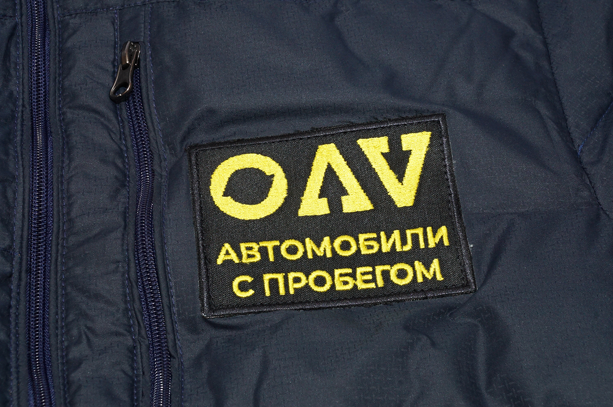 Вид печатной нашивки с логотипом на одежде