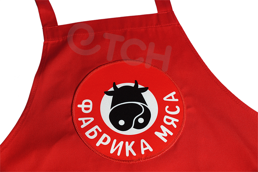 Большая печатная нашивка с логотипом на спецодежде фартук