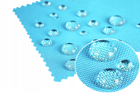 Макро-фото: непромокаемая голубая ткань с красивой фактурой и каплями воды на
поверхности.