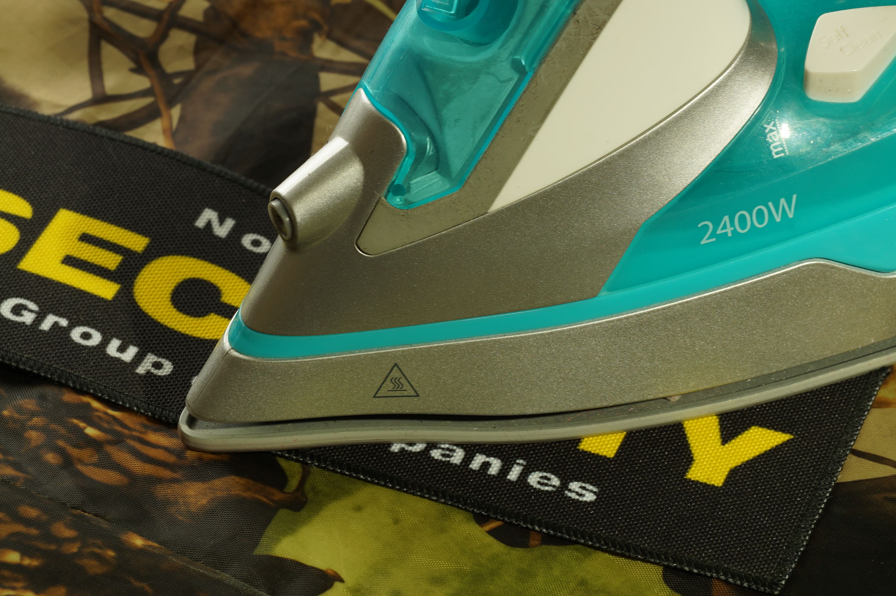 Процесс термо переноса клеевой нашивки утюгом.