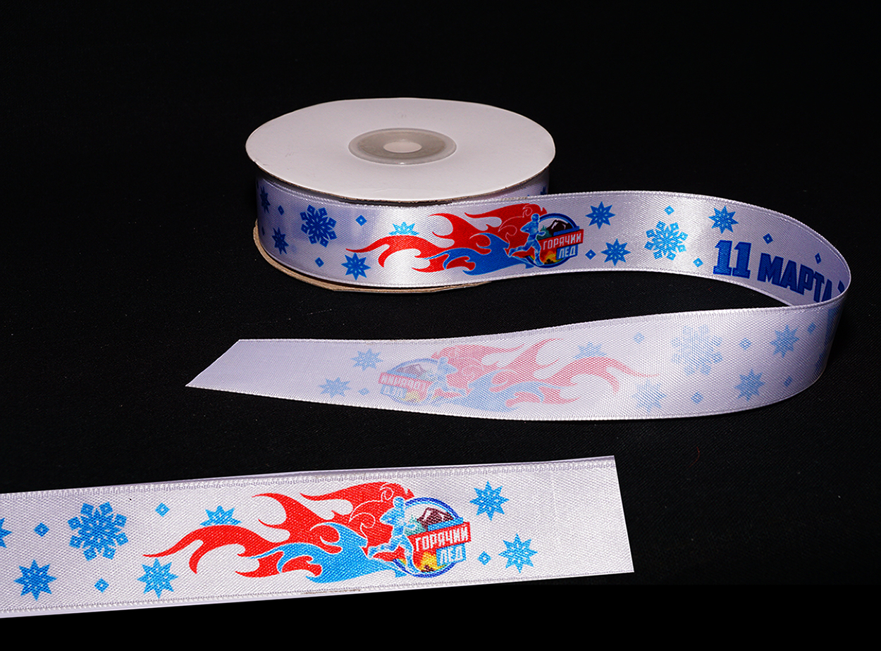 Вид атласной ленты с полноцветной печатью логотипов с лица и с оборота