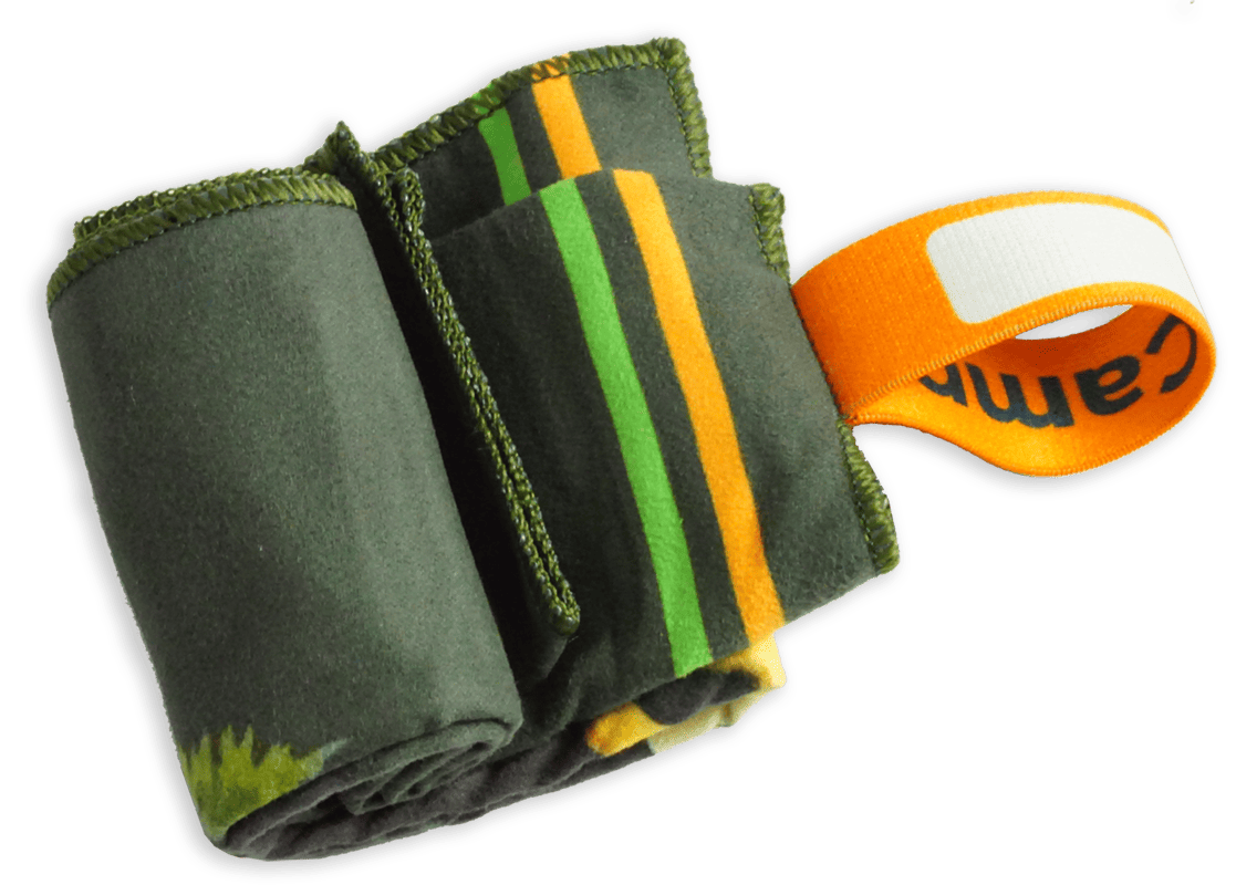 Вид резинки с логотипом на спортивном полотенце.