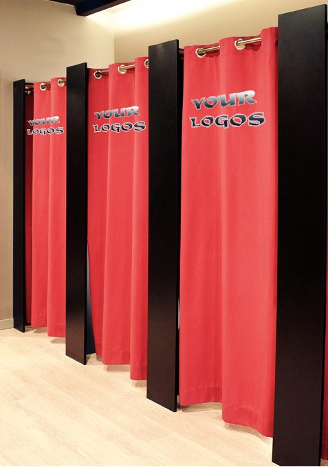 Ряд штор для примерочных, с фирменными логотипами.