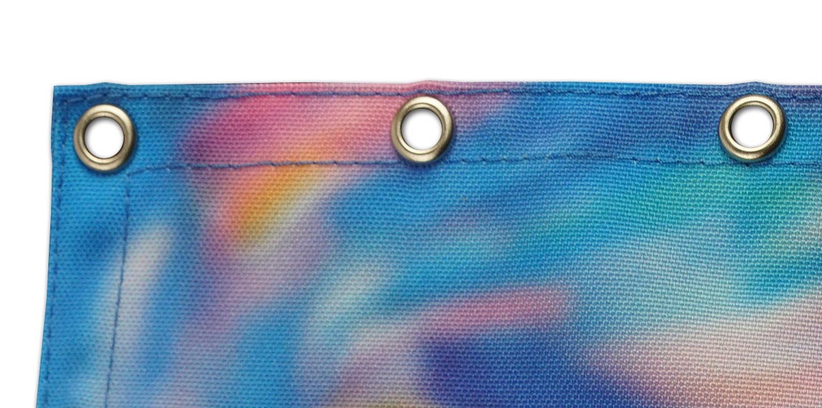 Фрагмент верхнего края шторы с рядом металлических люверсов.