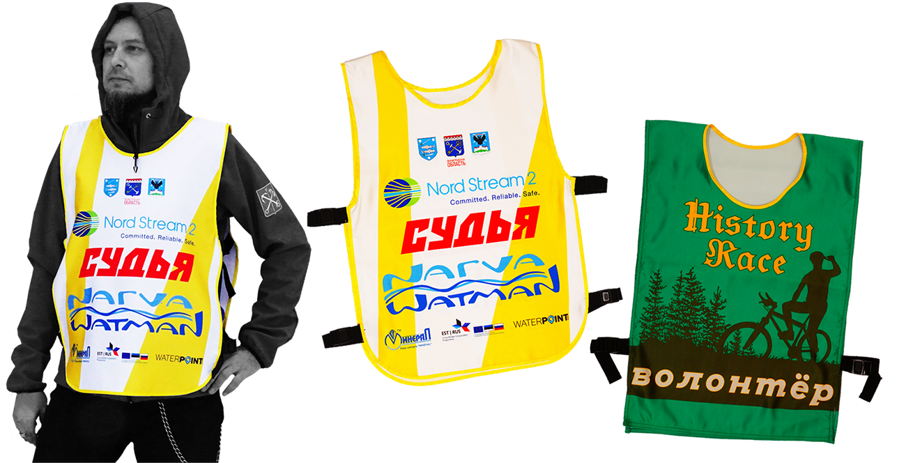 Спортивный судья в накидке с символикой соревнований